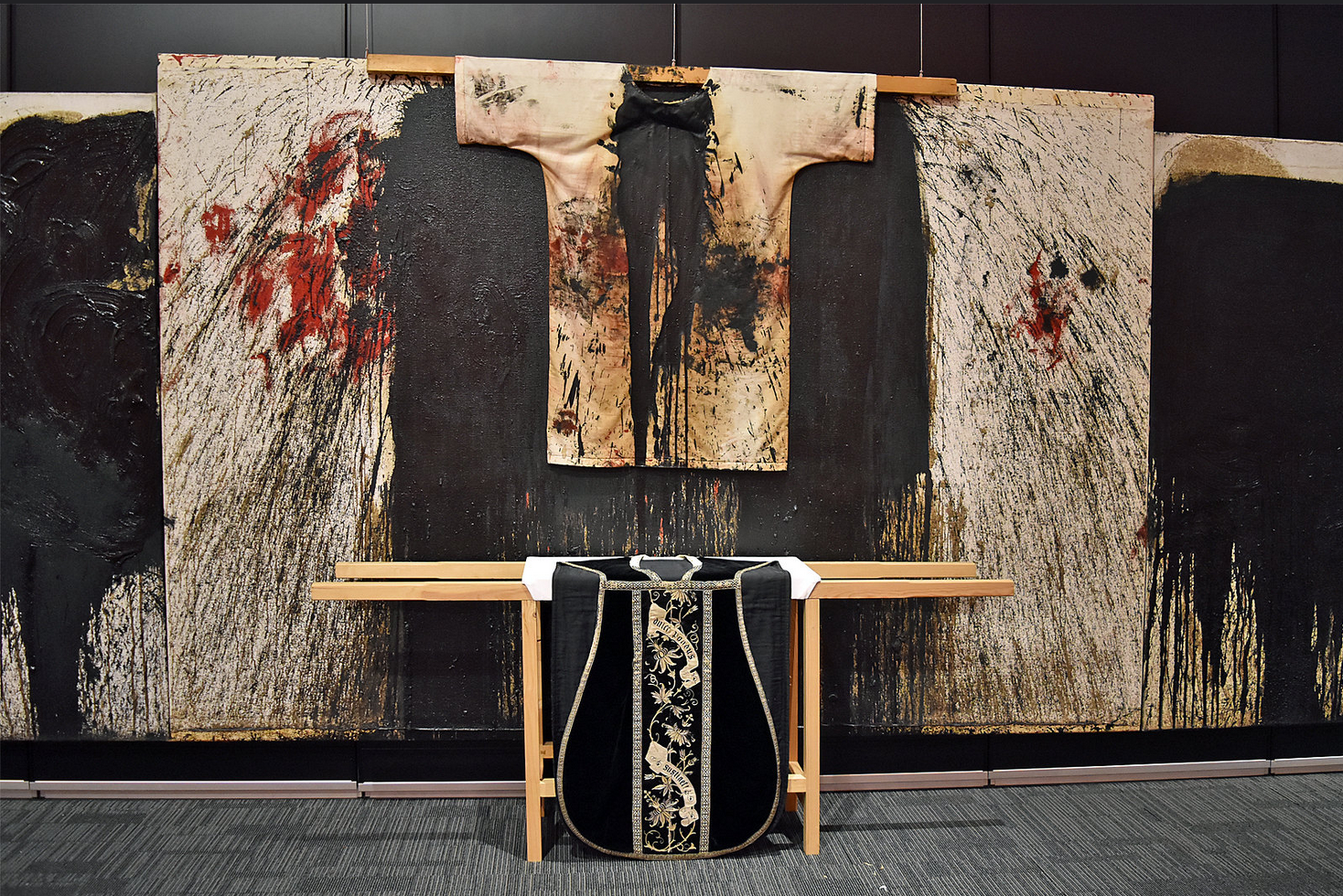 /assets/images/upload/Mixed-media-by-Hermann-Nitsch-Austria-at-Parkview-Museum-during-Disturbing-Narratives-exhibition.png