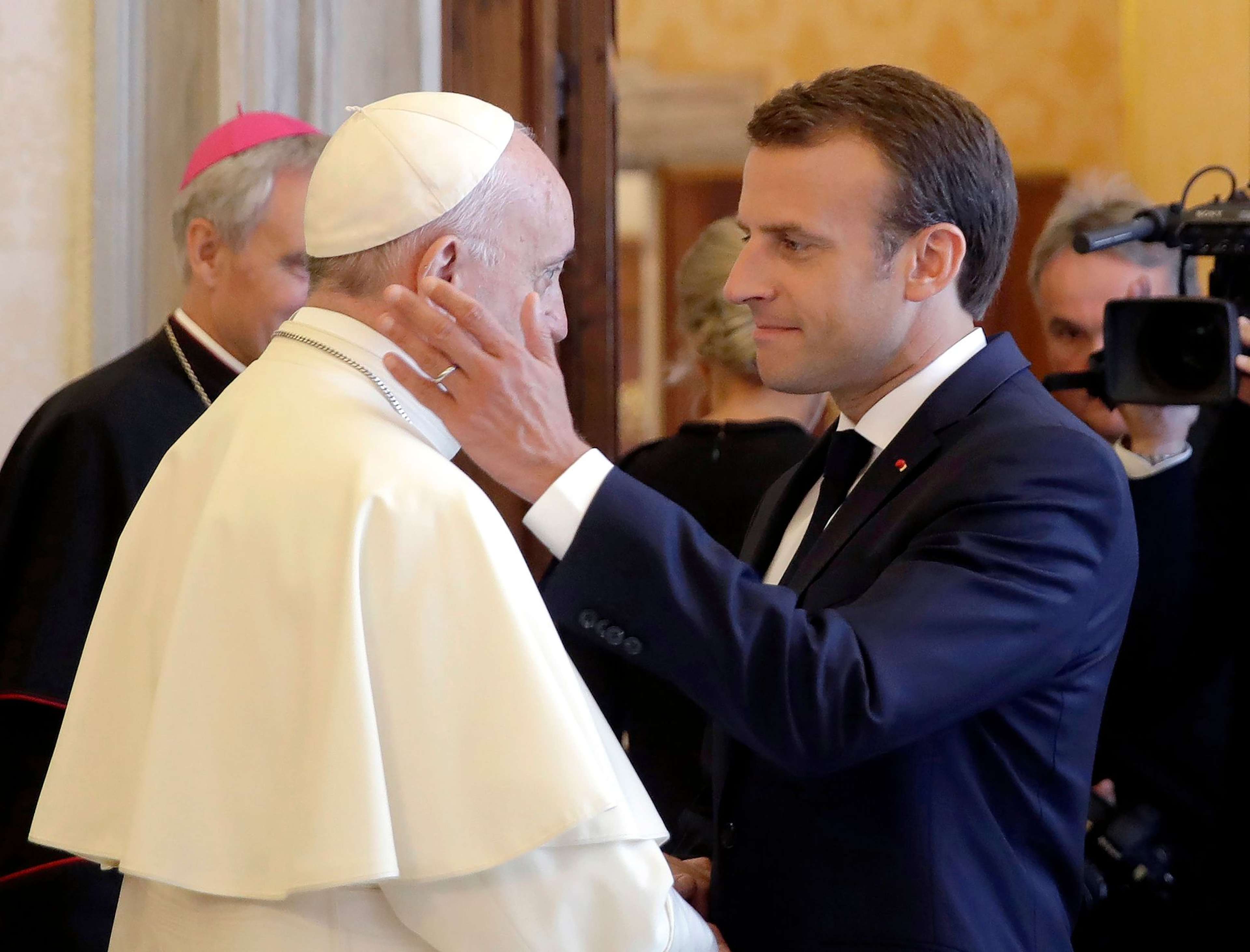 /assets/images/upload/Macron pape 2.jpg