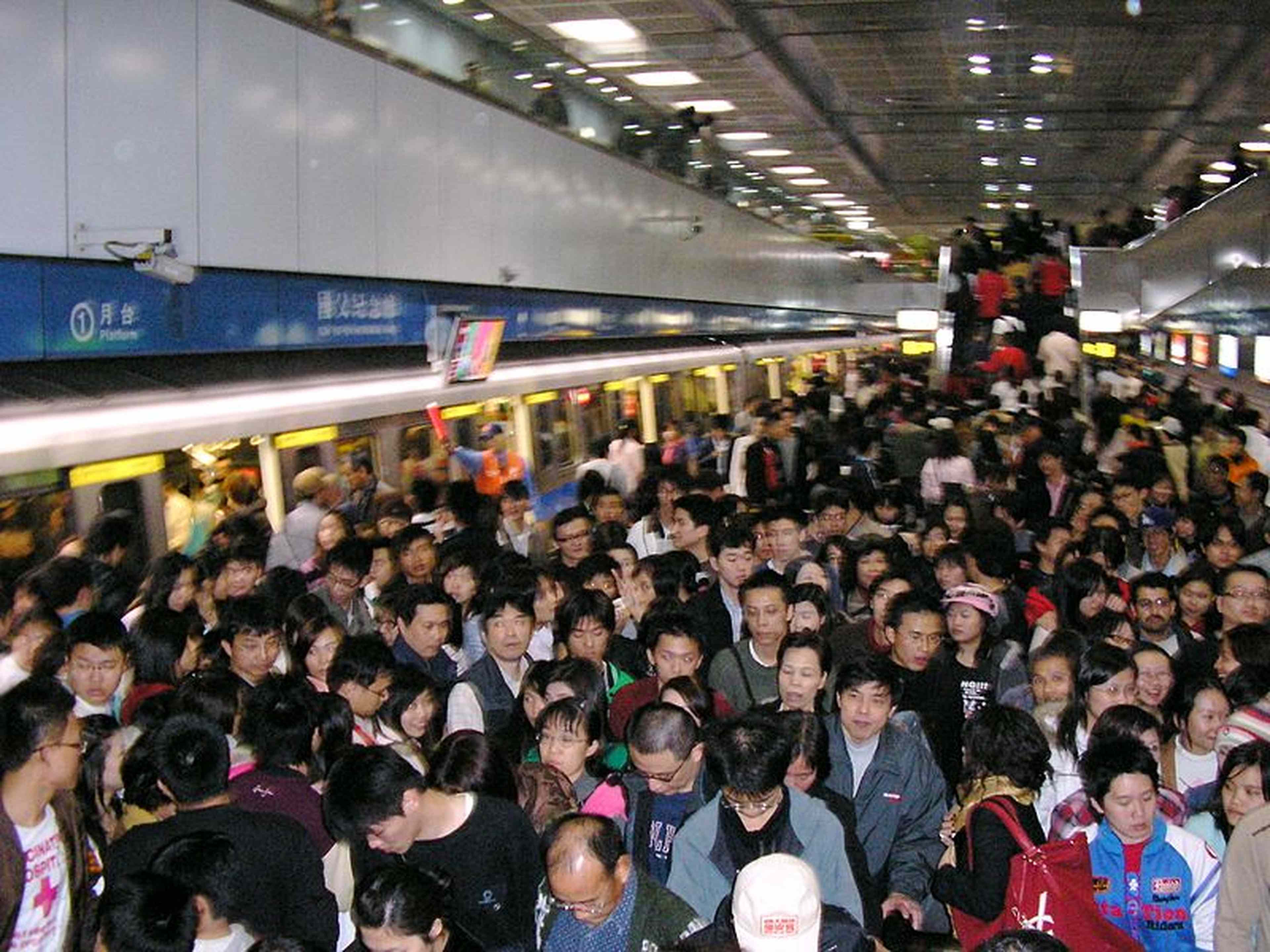 /assets/images/upload/Crowds_in_Platform_1,_Sun_Yat-sen_Memorial_Hall_Station_20051231.jpg