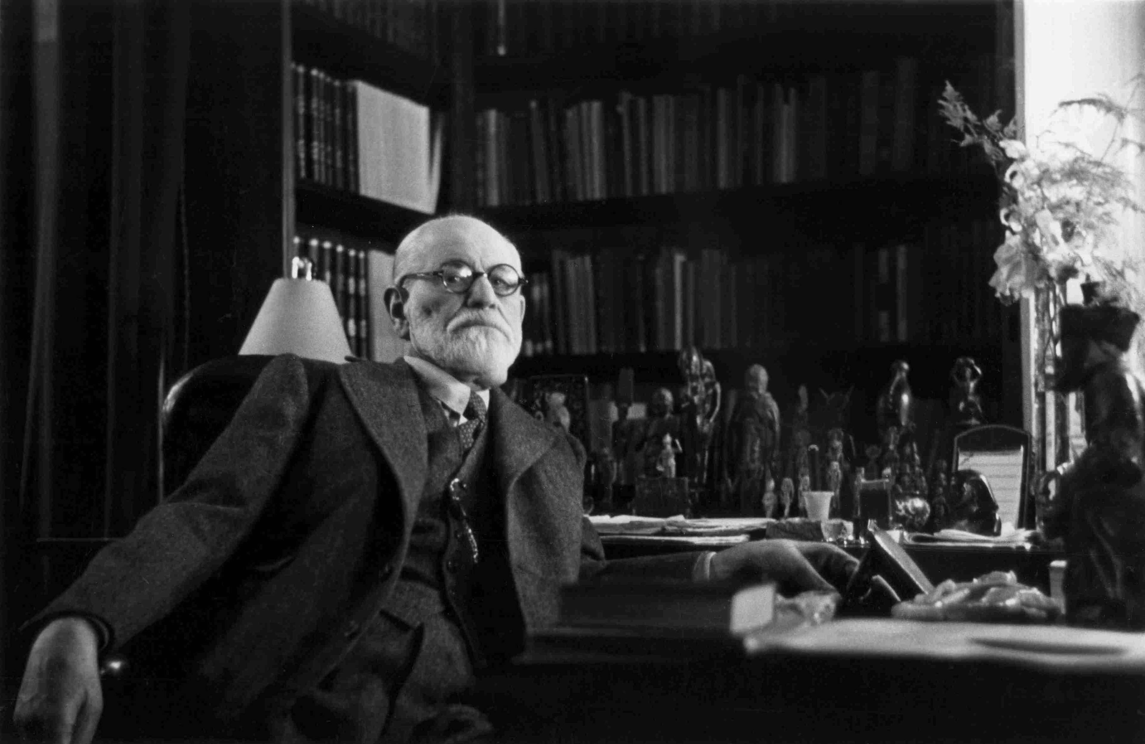 /assets/images/upload/Sigmund-Freud-in-office-56a7922f5f9b58b7d0ebc7ad.jpg