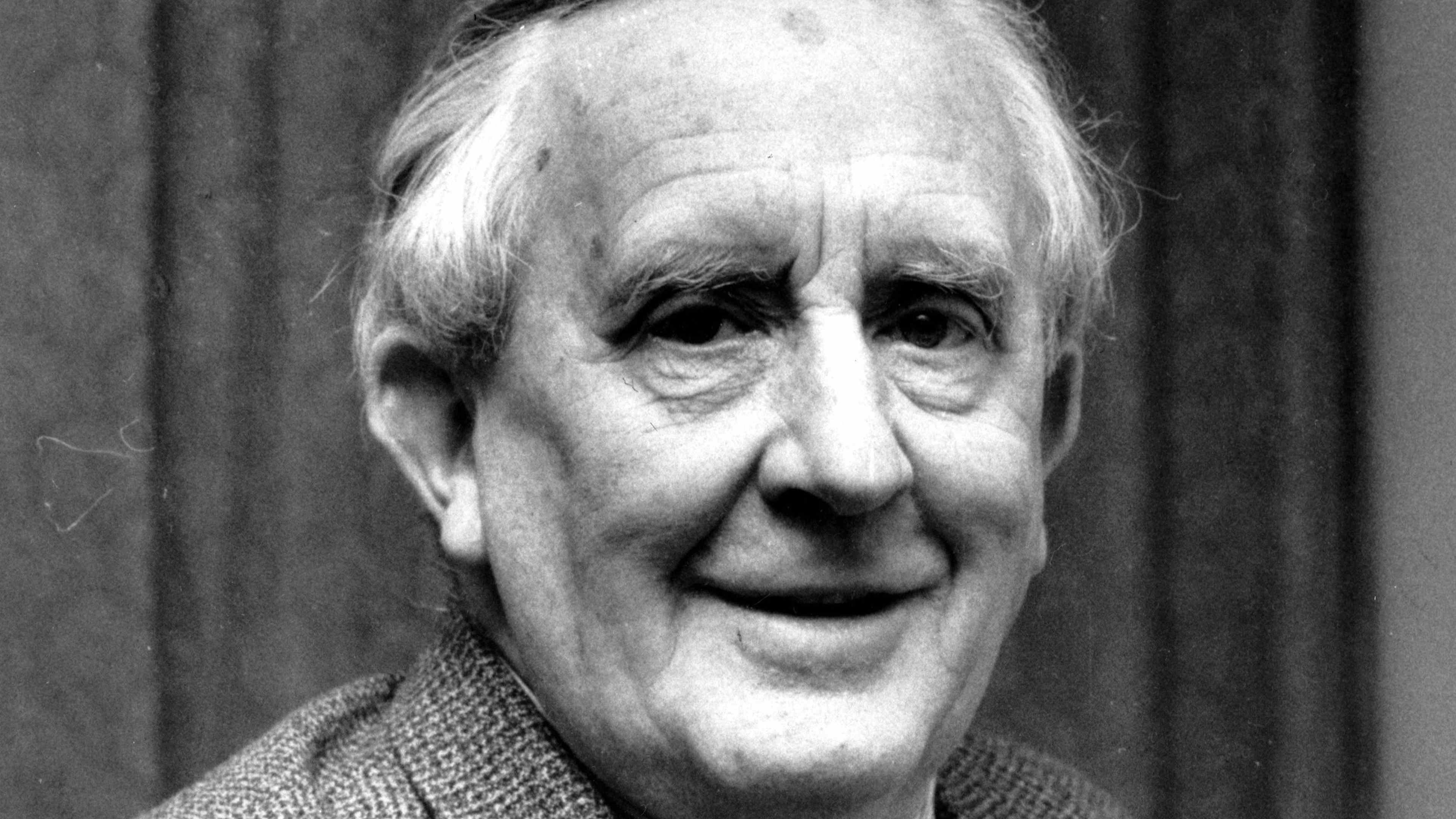 Julien Gracq aimait Tolkien,  contrairement à la plupart des intellectuels qui méprisaient « cet auteur conservateur et cette littérature pour la jeunesse ». Et vous ?