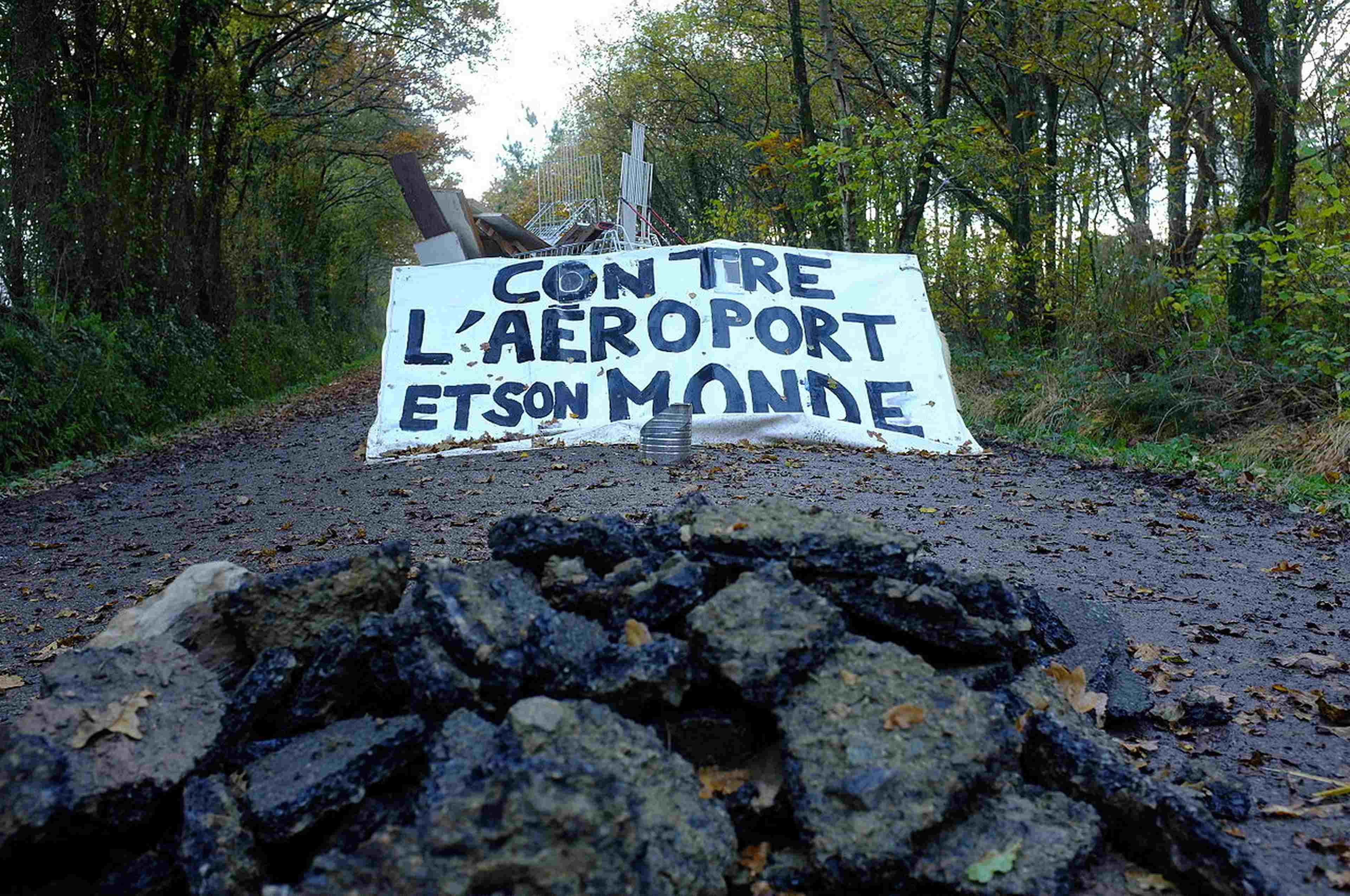 /assets/images/upload/Against_the_Airport_and_its_World.jpg