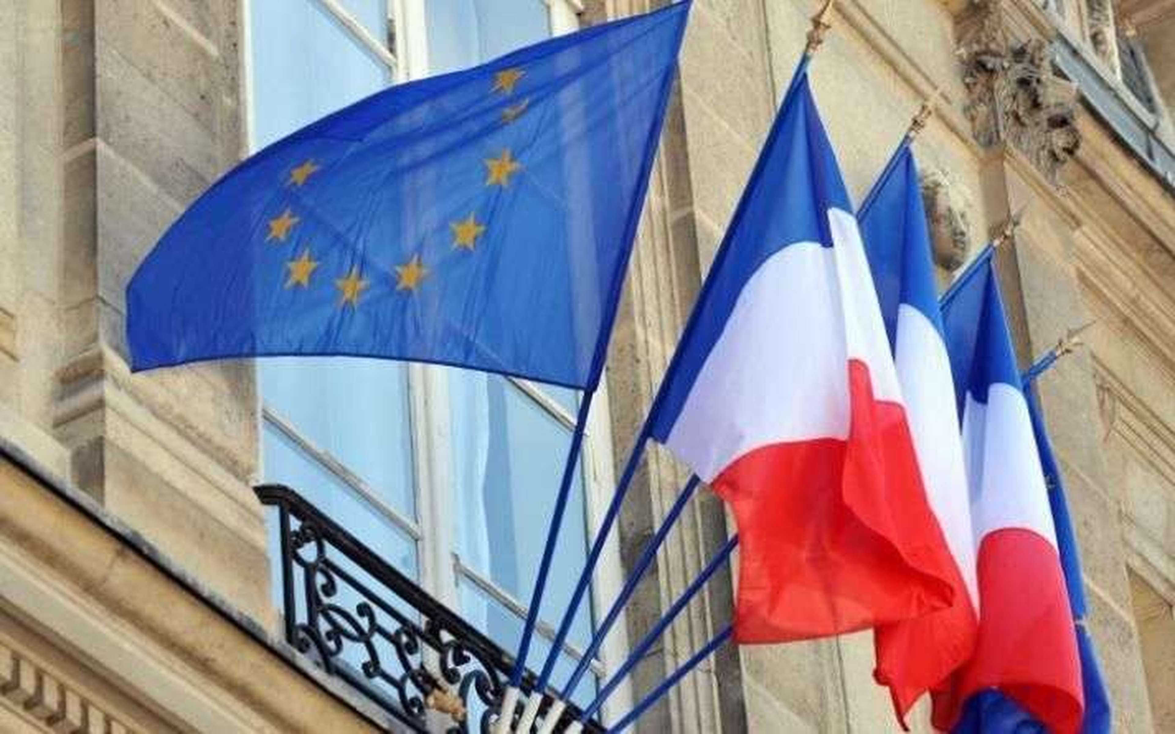 /assets/images/upload/ecoles-des-drapeaux-francais-et-europeen-bientot-obligatoires-dans-les-classes-sondage-video.jpg