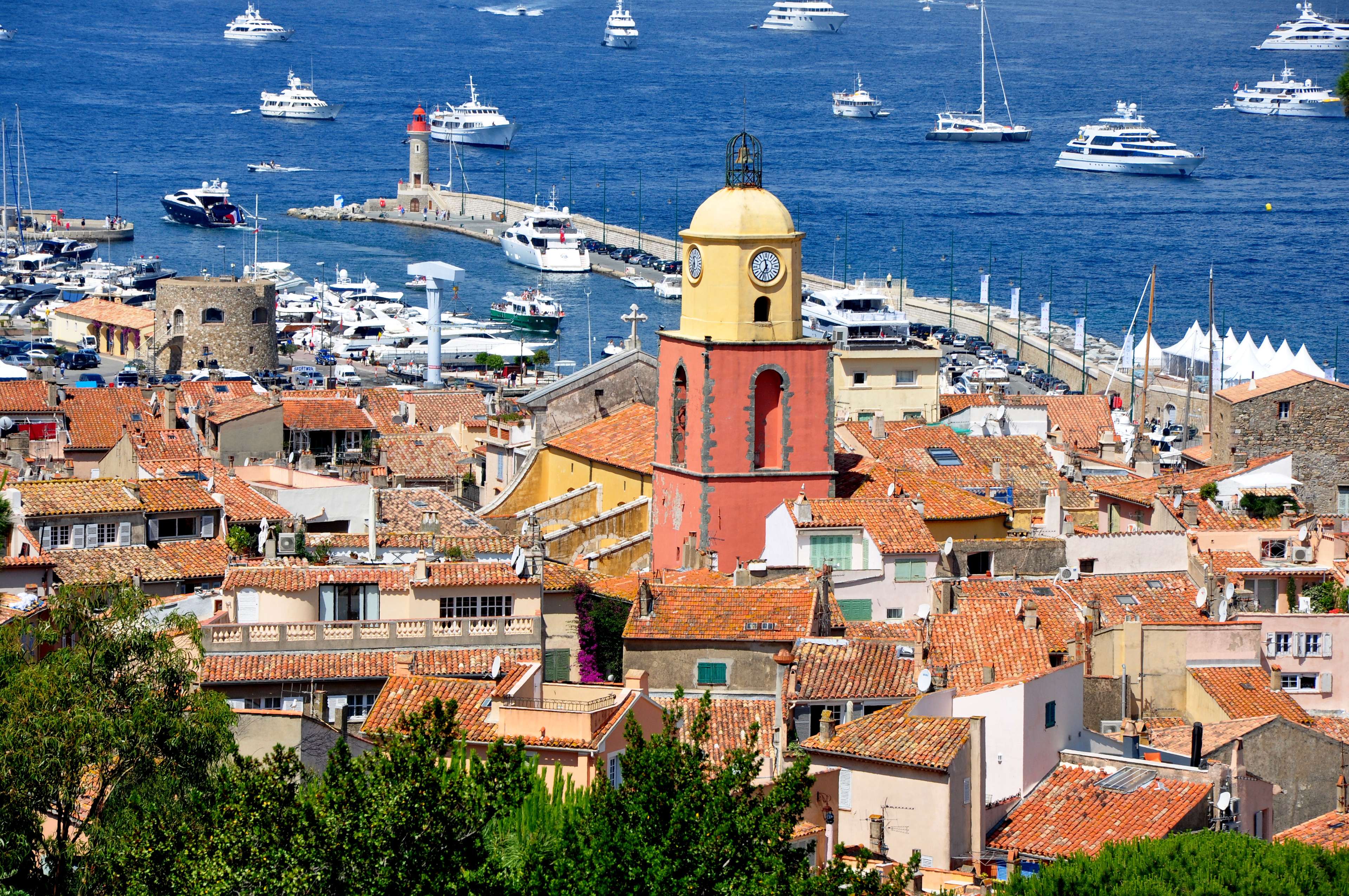 /assets/images/upload/Saint-Tropez_-_Vue_générale,_église,_phare.jpg