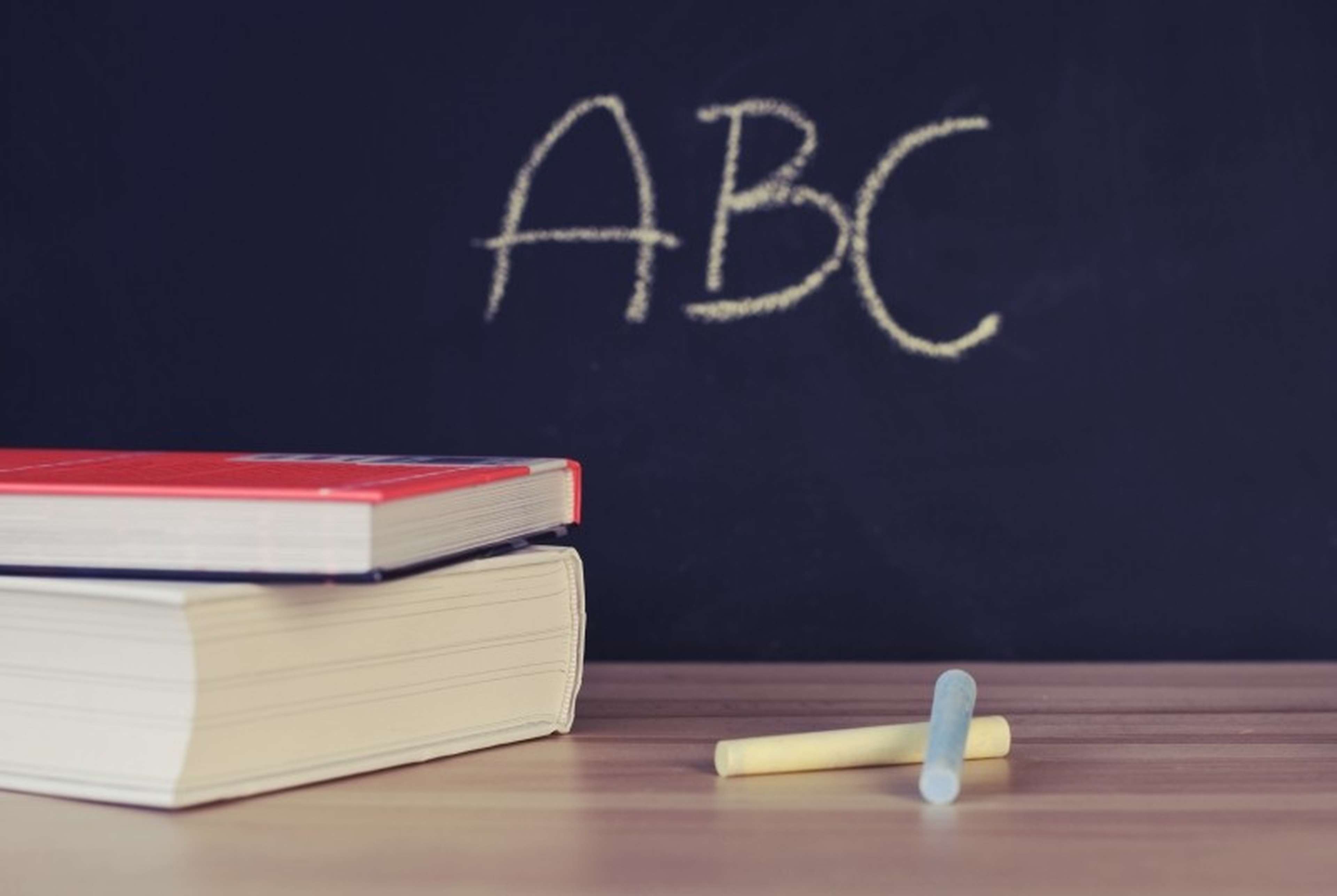 /assets/images/upload/2-books-chalk-and-blackboard-in-classroom.jpg