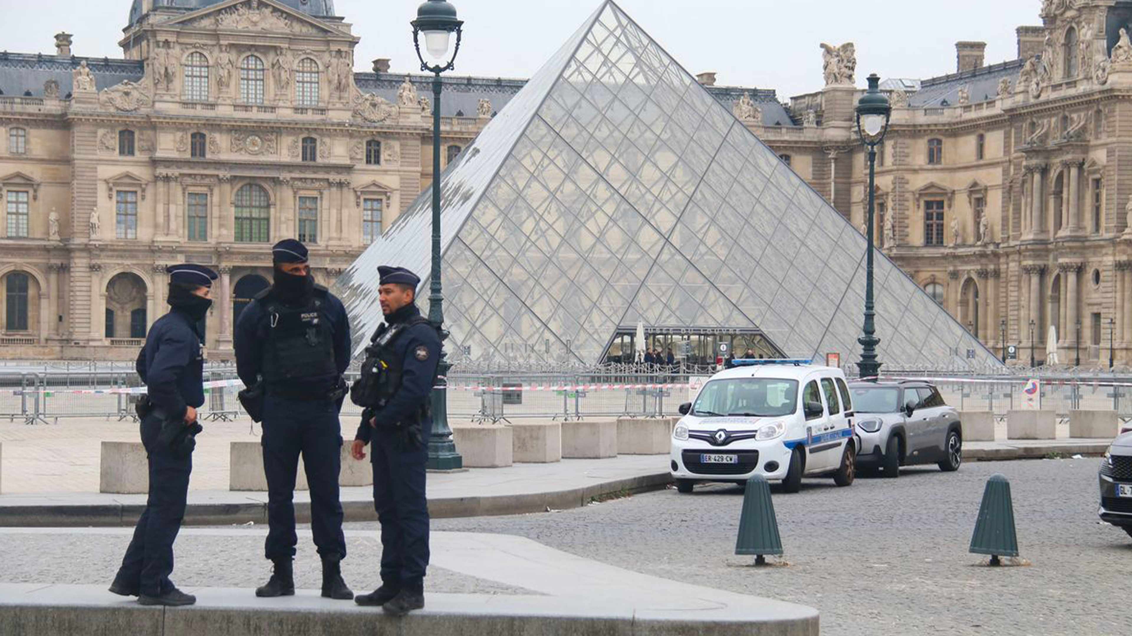 Policiers au Louvre