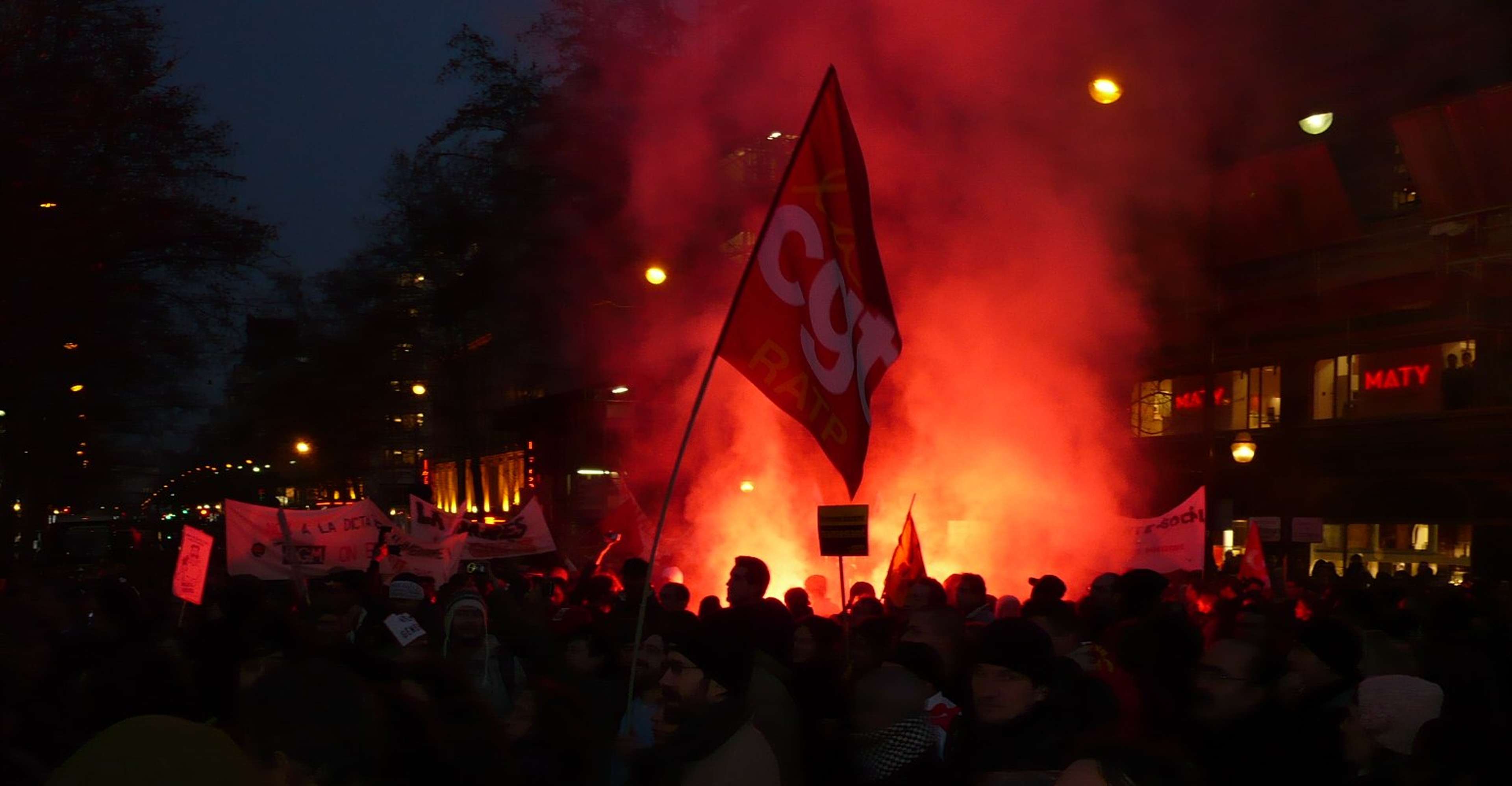 /assets/images/upload/Drapeau_CGT_dans_une_manif.JPG