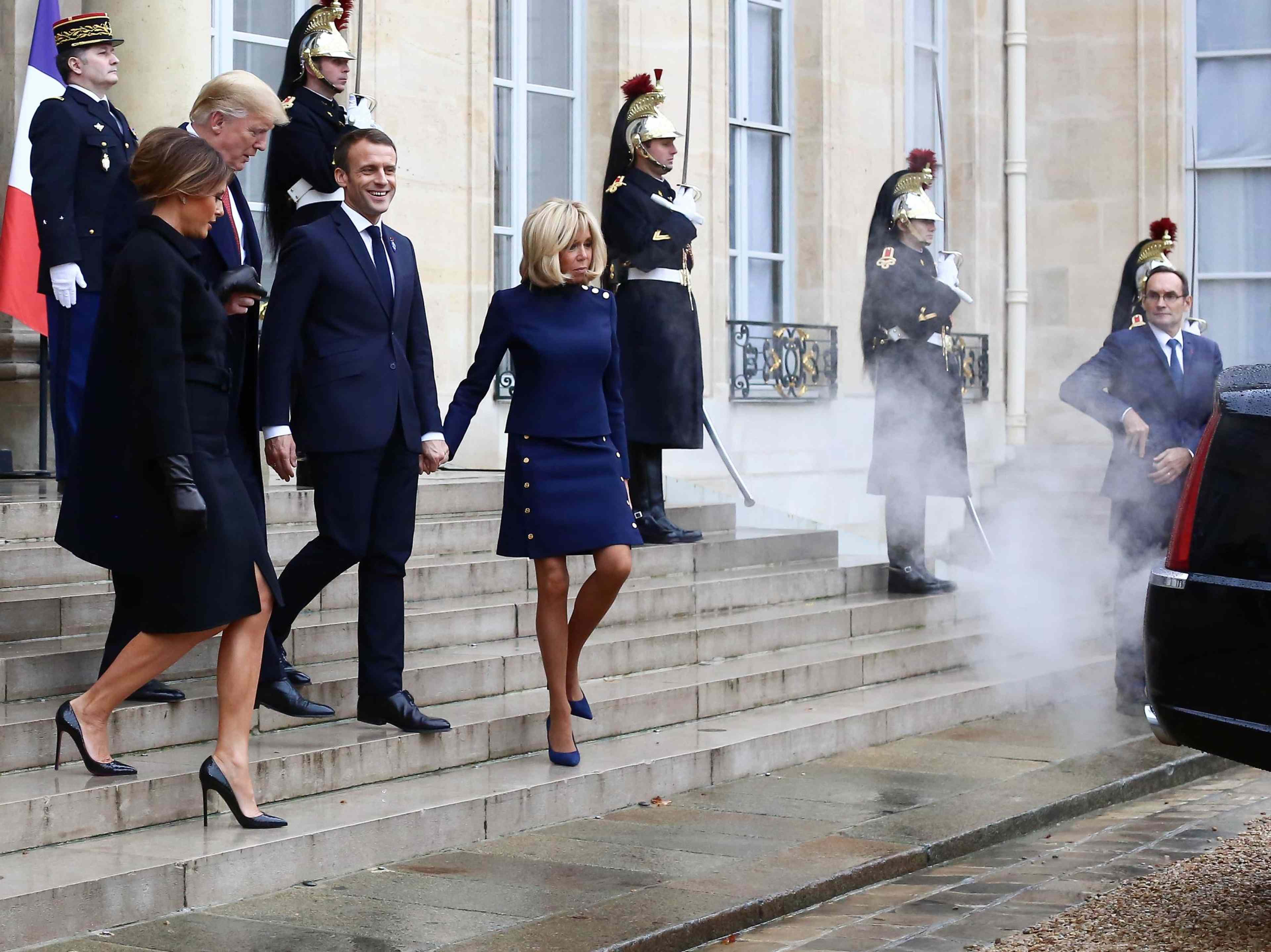 /assets/images/upload/photos.-une-scene-fumeuse-emmanuel-brigitte-macron-sont-fait-avoir-par-voiture-donald-trump.jpg