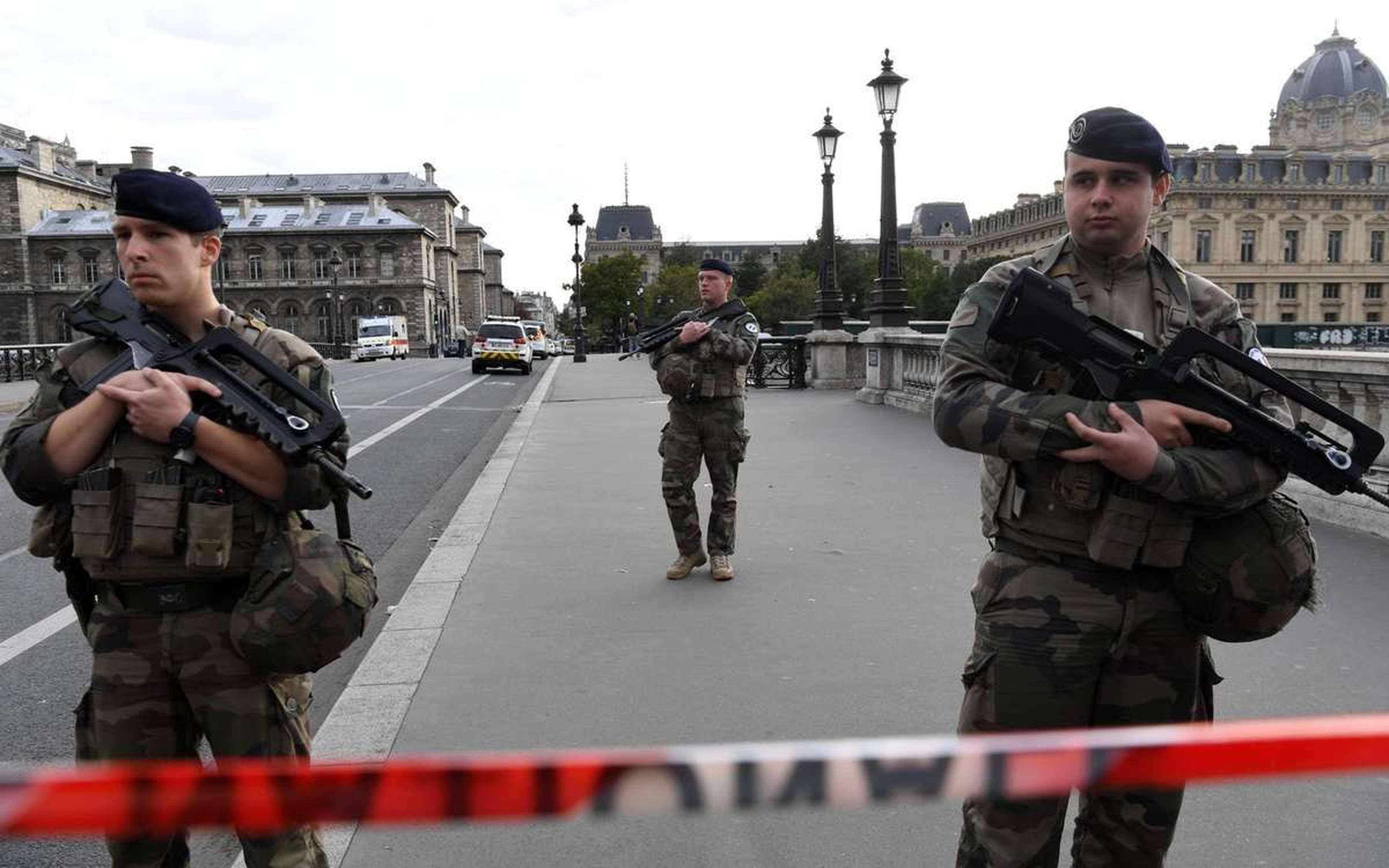 /assets/images/upload/des-soldats-assuraient-jeudi-le-perimetre-de-securite-apres-l-attaque-de-quatre-policiers-a-la-prefecture-de-police-de-paris-rue-de-lutece.jpg