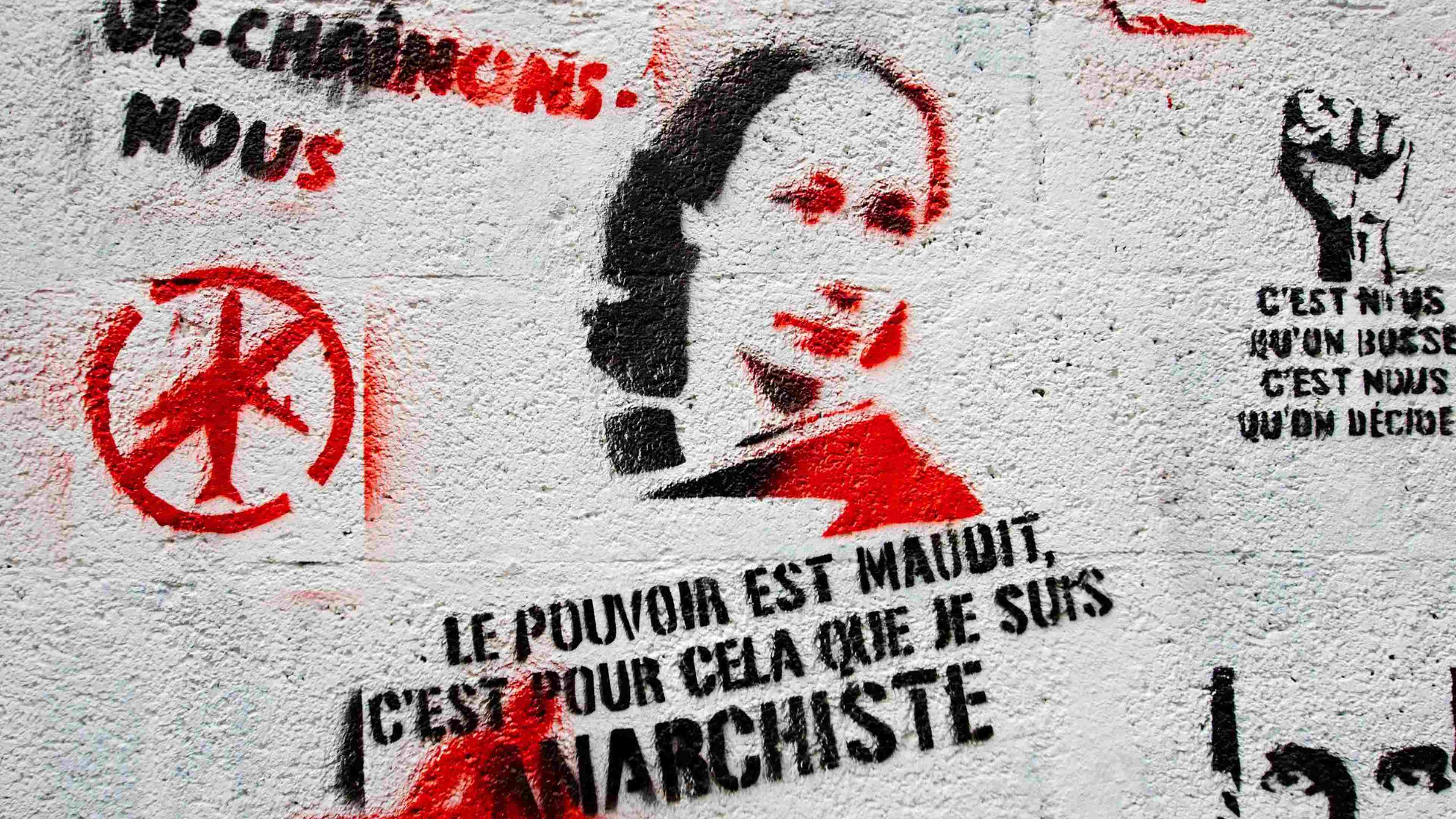 Pourquoi l'anarchie est-elle régulièrement assimilée à un idéalisme prônant la violence ou le nihilisme ?