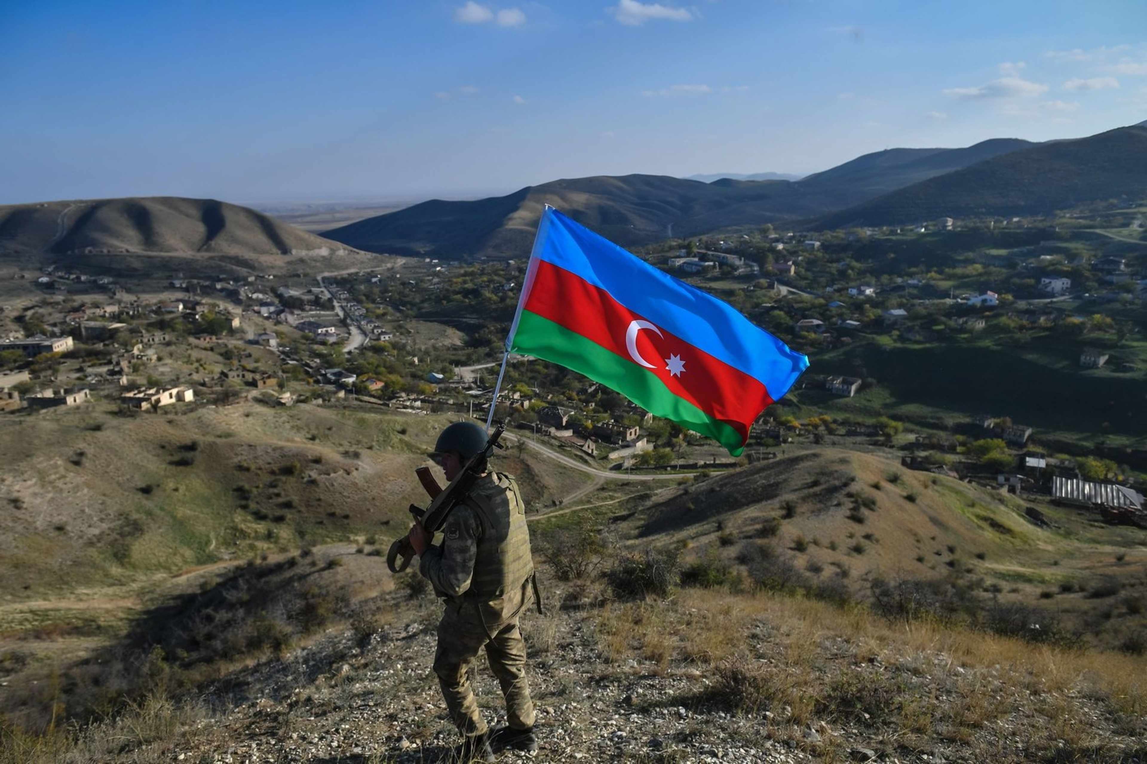 /assets/images/upload/soldat-larmee-azerbaidjanaise-portant-drapeau-region-Haut-Karabakh-23-octobre_0_1400_933.jpg