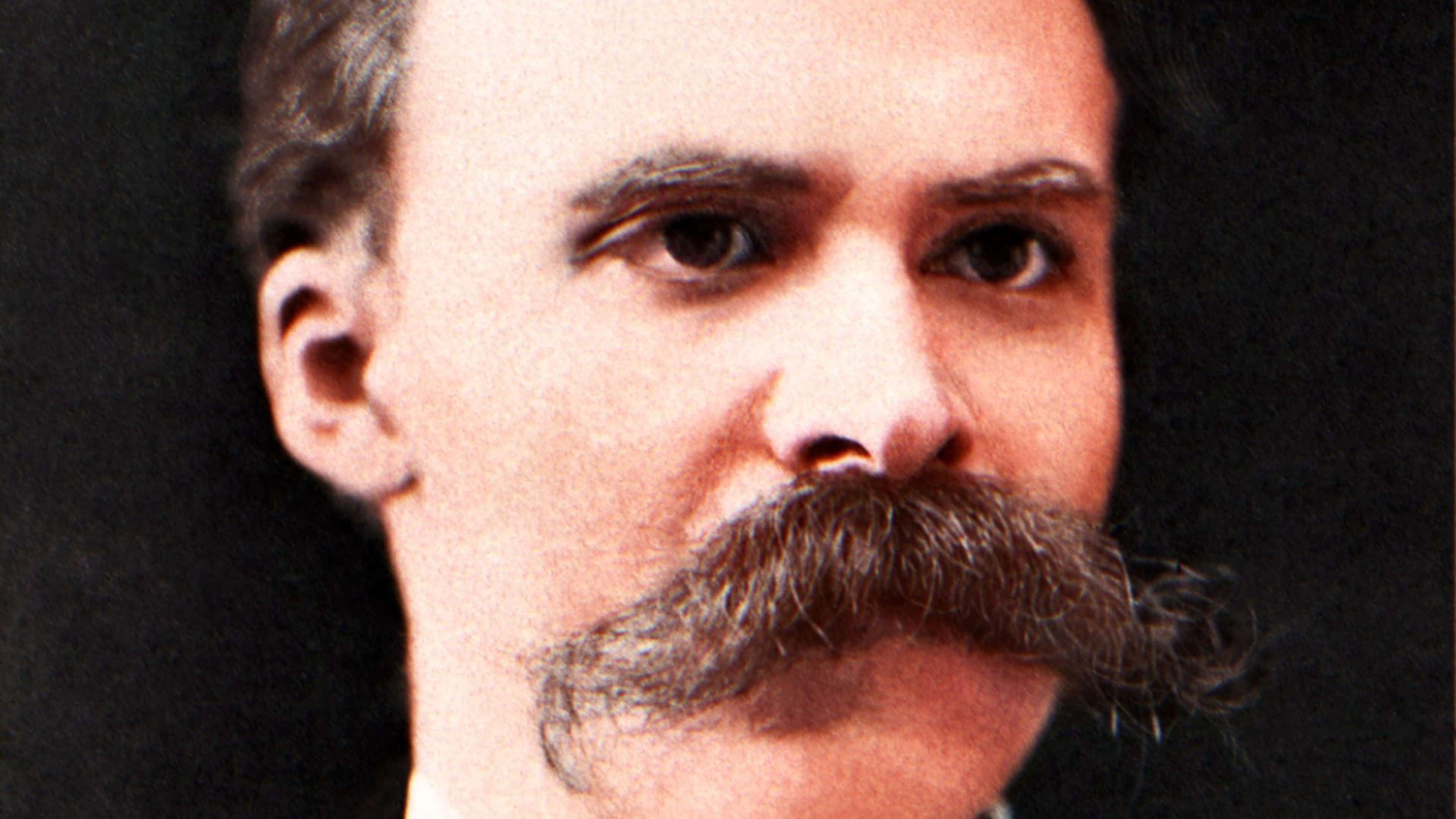 Pouvez-vous nous expliquer ce que Nietzsche entend lorsqu'il écrit : « Nul ne ment autant qu'un homme indigné » ?